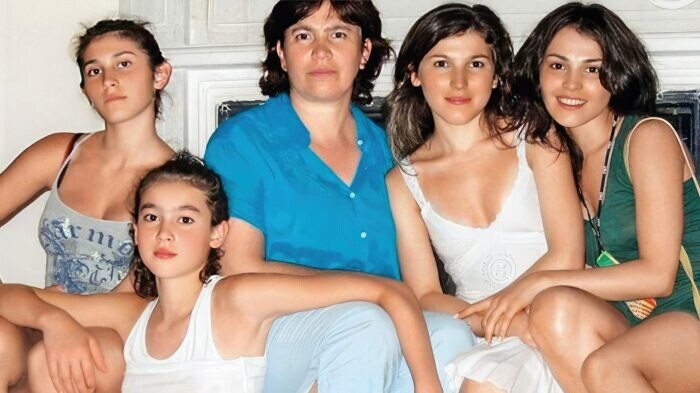 Сати Казанова с мамой и сёстрами.