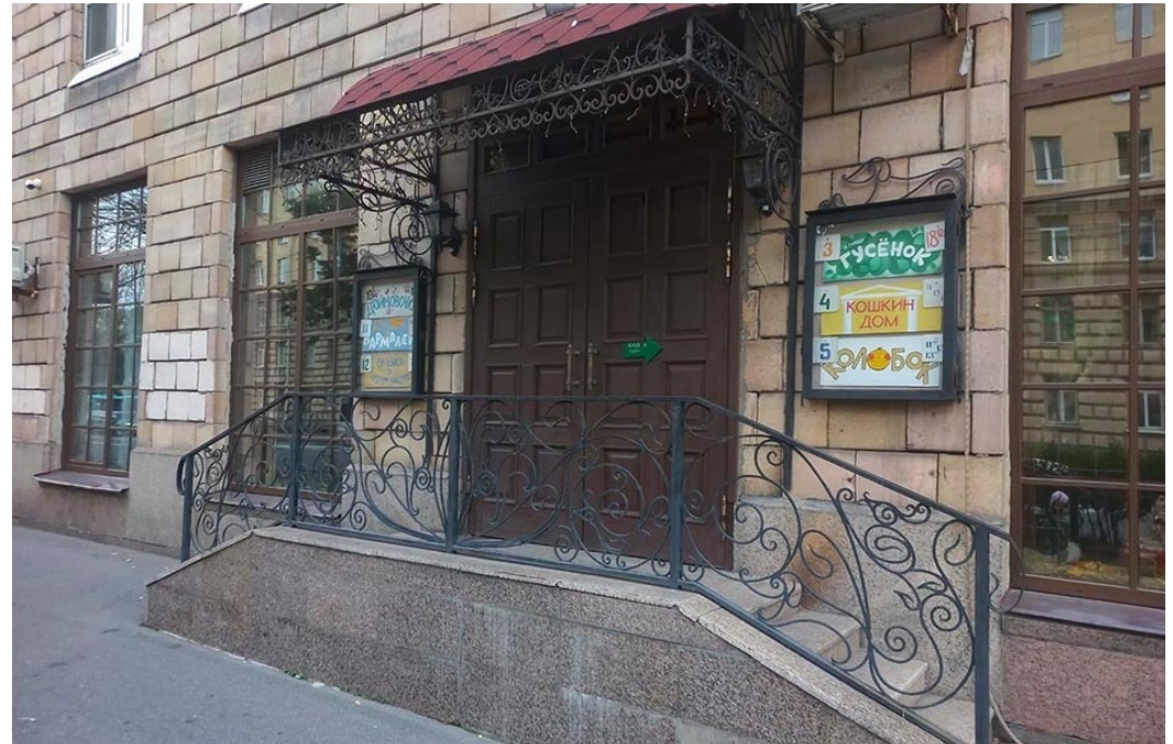 Главный вход с афишами и витринами