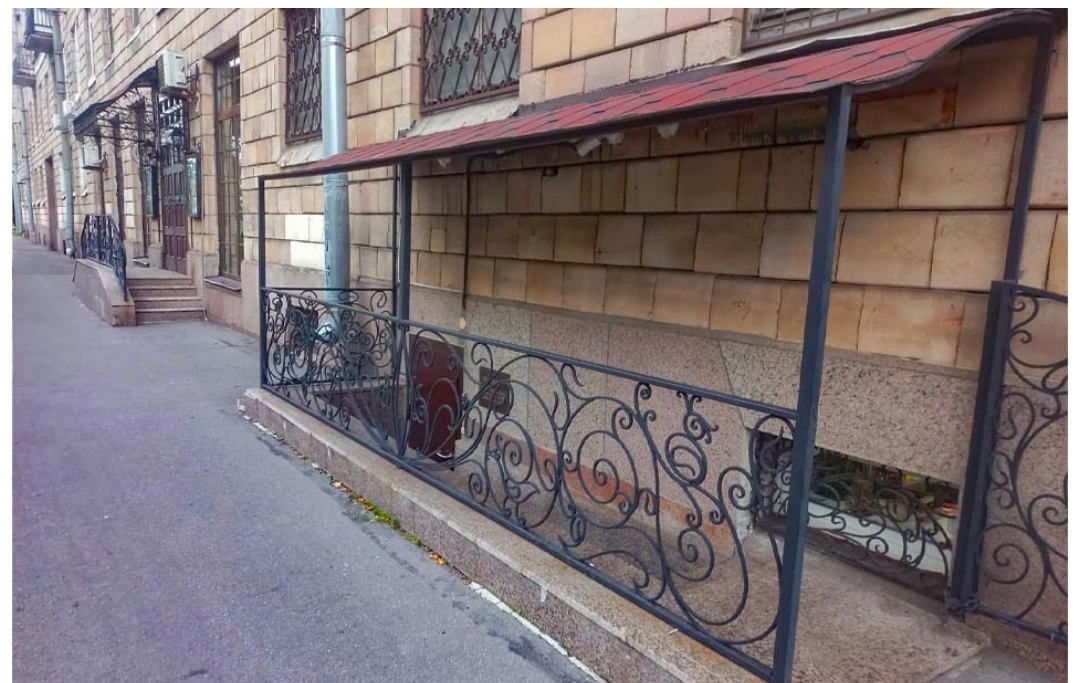 Вход в театр через цокольный этаж. Дальше на фото виден главный вход, но он закрыт