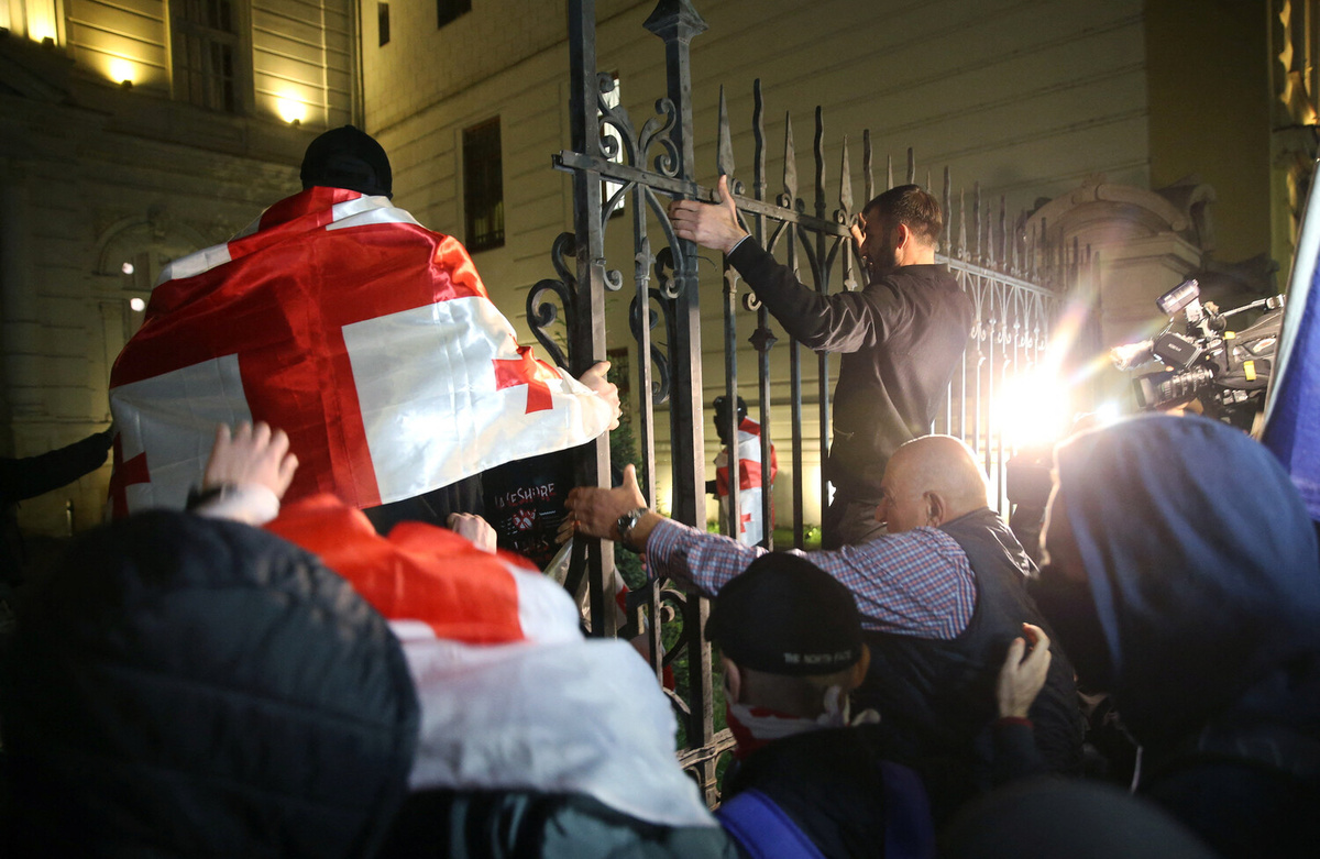 Протестующие пытаются прорваться на территорию президентского дворца во время митинга оппозиции Тбилиси, Грузия, 4 октября 2025 года ©Irakli Gedenidze/Reuters  📷