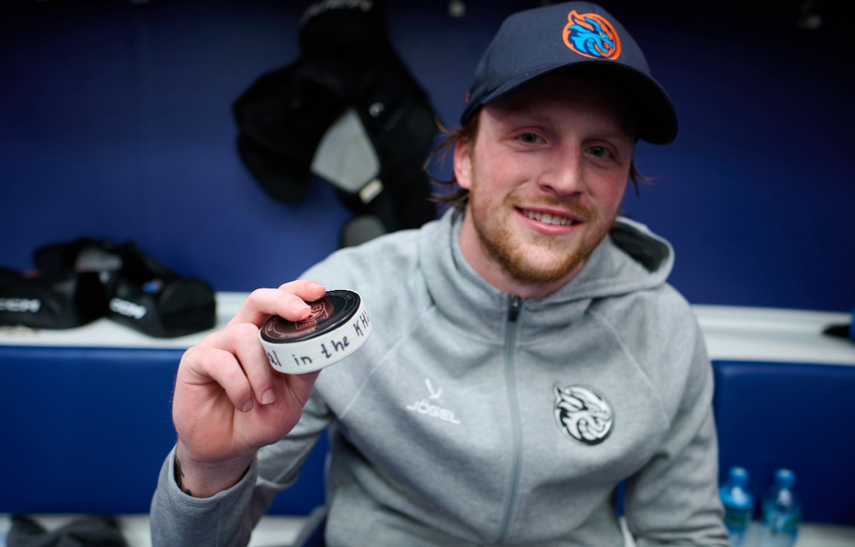 Остин Вагнер дебютировал в России победным дублем. Фото: ХК "Шанхай Дрэгонс"