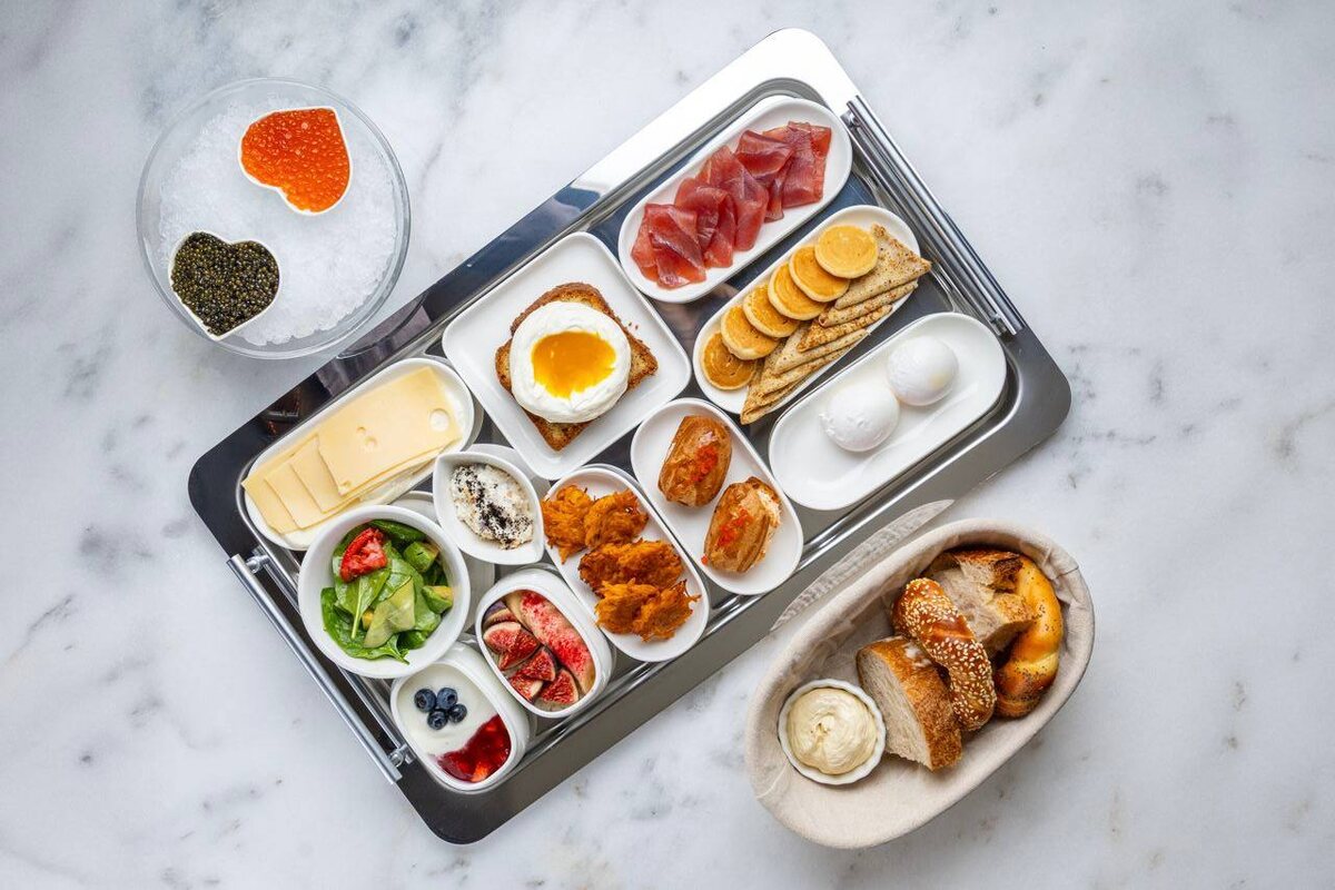 Новый «Икорный» супер сет на завтрак — 1,4 кг удовольствия за 3900₽: по 30г чёрной осетровой и красной форелевой икры, слайсы тунца с соусом шисо, эклеры с крабом и муссом из пармезана, деревенский творог с бананом и инжиром, блинчики, оладьи и ещё много (очень) позиций, 16!