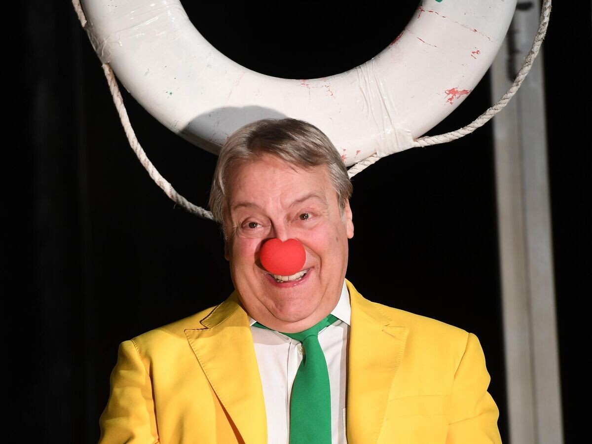 Геннадий Хазанов в роли Барри Баттерфилда в спектакле Леонида Трушкина "Спасатель" в театре Антона Чехова. Автор музыки – Игорь Крутой