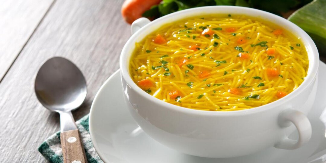 Куриный суп с вермишелью: как простая еда становится искусством