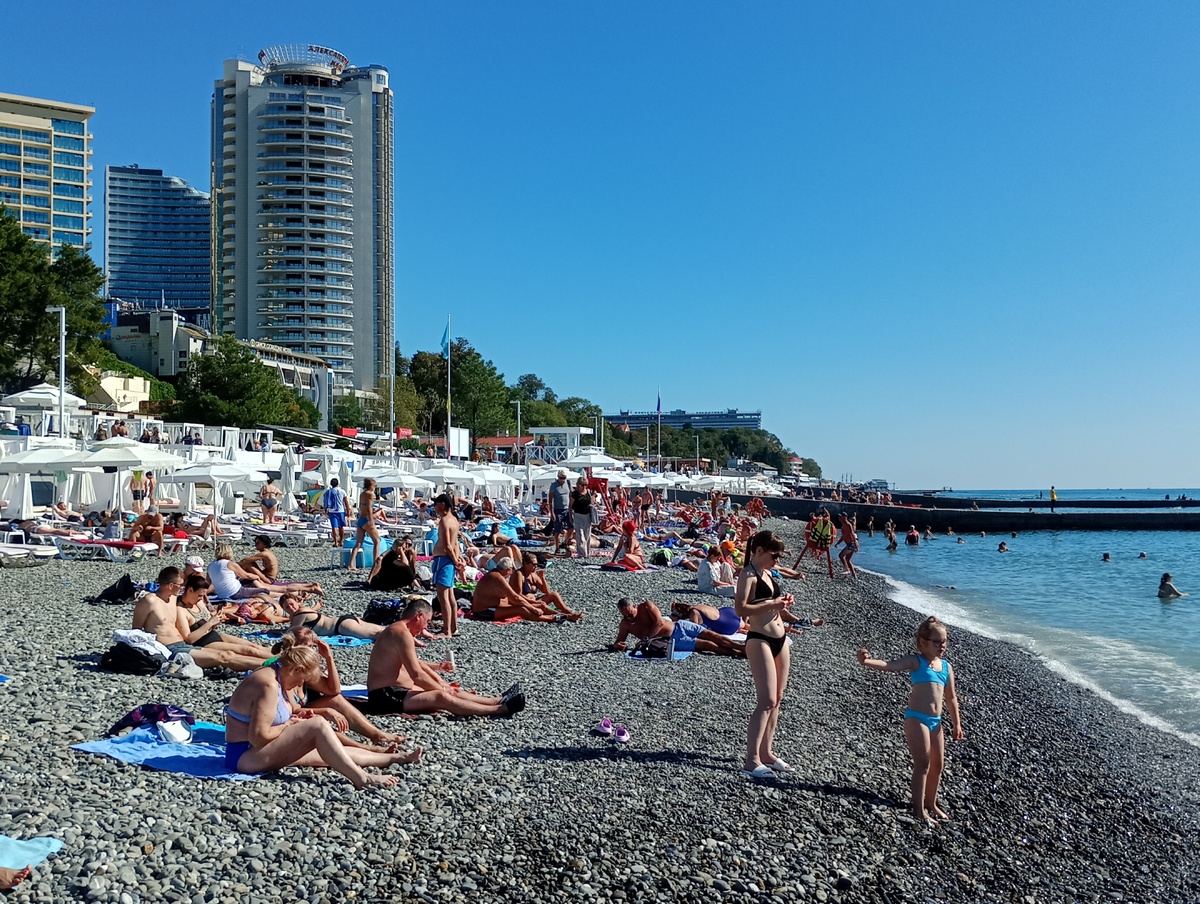 Сочи, пляж Мориса Тореза, 4 октября 2025г. Отличные выходные! Фото автора