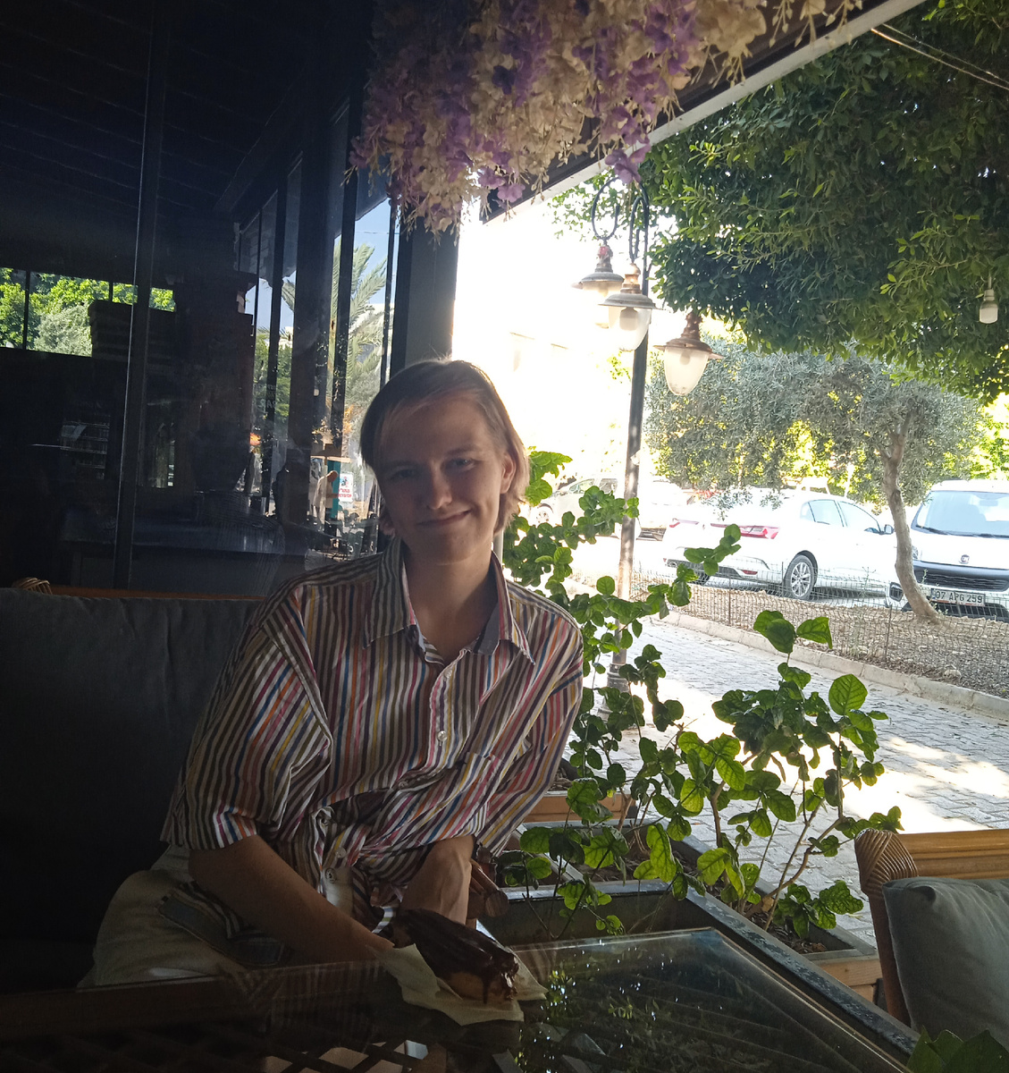 В кондитерской, где продают ну очень вкусные эклеры