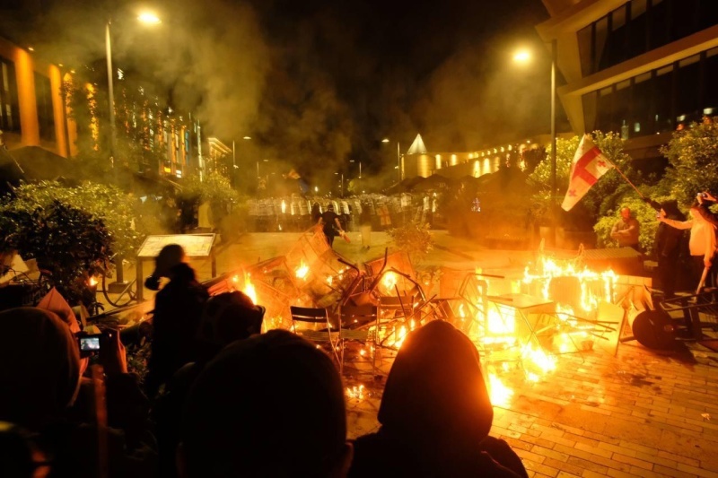    В Грузии после выборов начались протесты: митингующие штурмуют президентский дворец, власть обвиняет ЕС