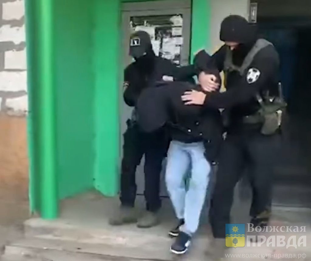 Скриншот с видео ГУ МВД России по Волгоградской области📷    В трусах и «мордой в пол»: в Волжском задержали дроповода, открывавшего счета для мошенников
