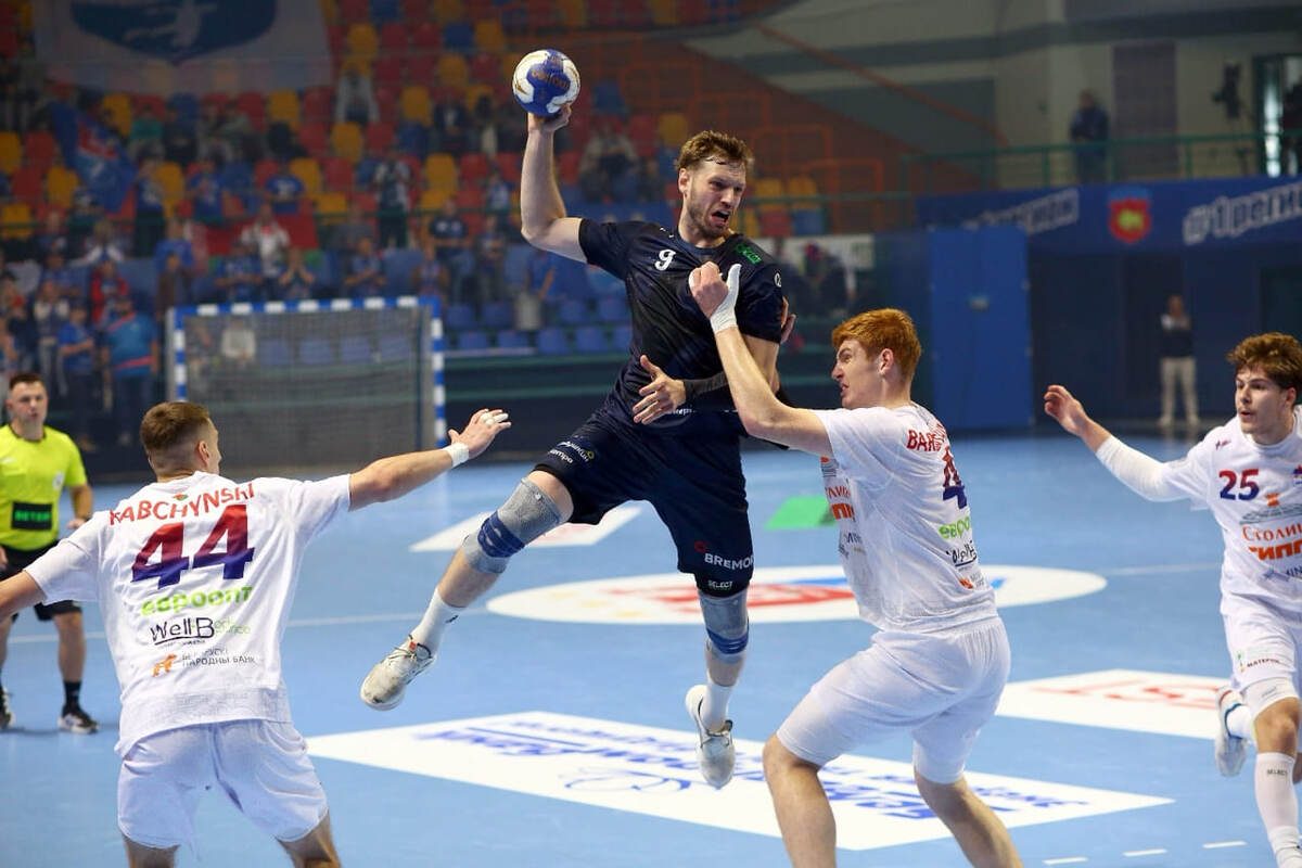    Травмированный Матвей Барбашинский против Александра Шкуринского