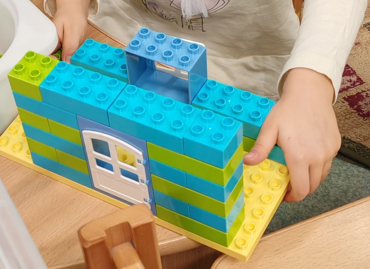 Встраиваем дверь в стену дома лего