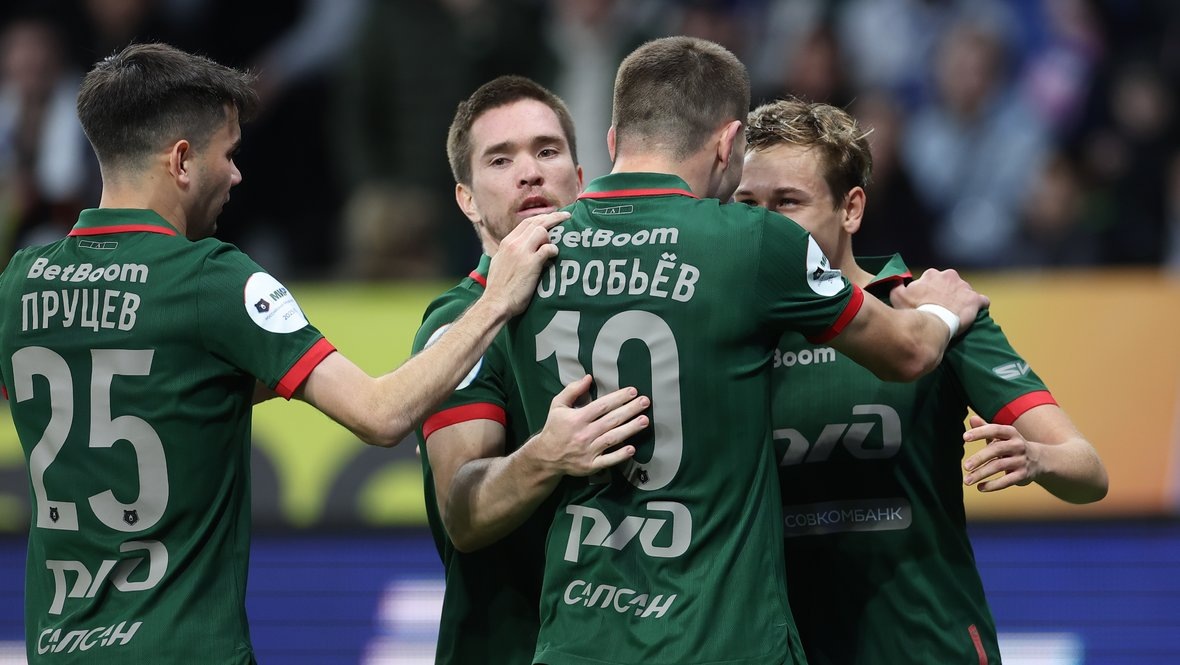    Футболисты «Локомотива» празднуют гол Алексея Батракова в ворота «Динамо» в матче 11-го тура РПЛ 4 октября (5:3).Александр Федоров