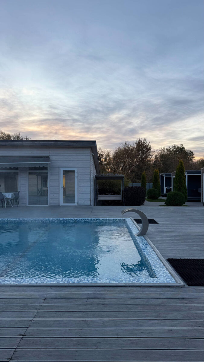 И очень холодно! Женя утром поплавал в бассейне, а я так и не смогла себя уговорить залезть в воду (хотя она и с подогревом)