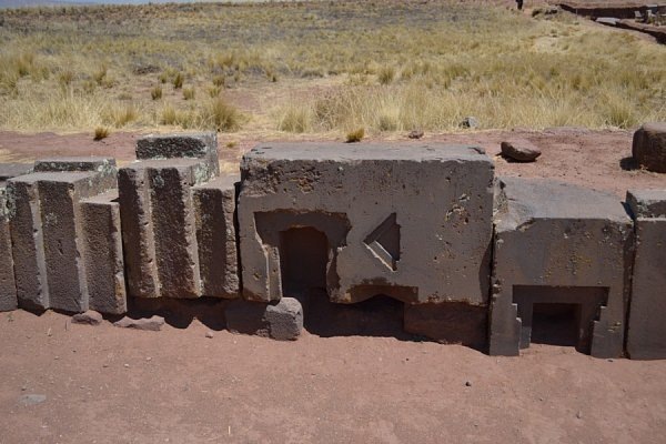 Фото блоков из Тиуанако (Пума-Пунку). Источник фото: https://wikiway.com/bolivia/puma-punku/photo/