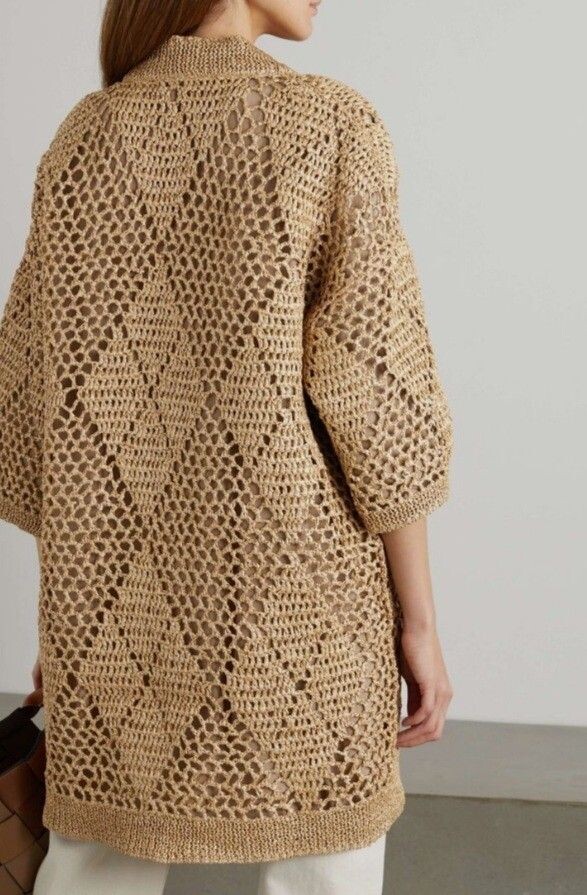 Но самое интересное, что такой эффект можно воссоздать не только спицами, но и крючком. И здесь открывается целый простор для творчества.