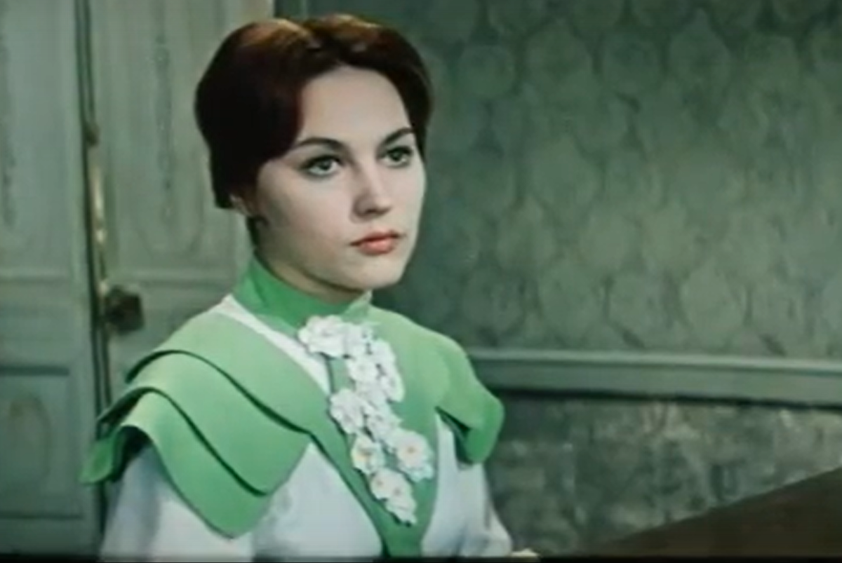 Скрин с экрана фильма. Маруся играет для Топоркова.