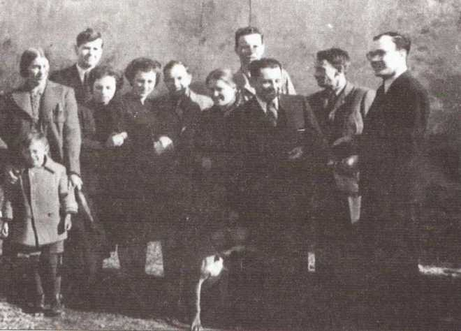 Николай Кравцив с мамой Неонилой-Анной из рода Головацких. 5-й слева стоит Степан Бандера, замок у села Завберсдорф, Австрия, зима 1939 - 1940 гг. 