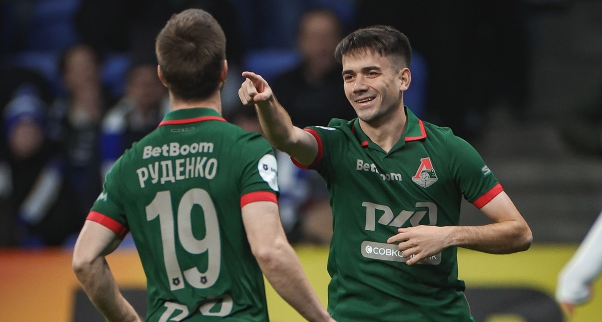     Александр Руденко и Данил Пруцев празднуют первый гол в ворота «Динамо». Фото: ФК «Локомотив»