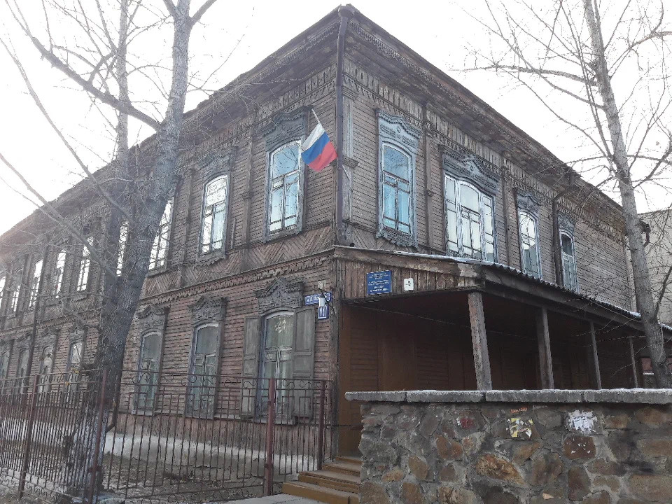 Яндекс-картинки. Всем известное здание вечерней школе в Чите. Больше не работает.