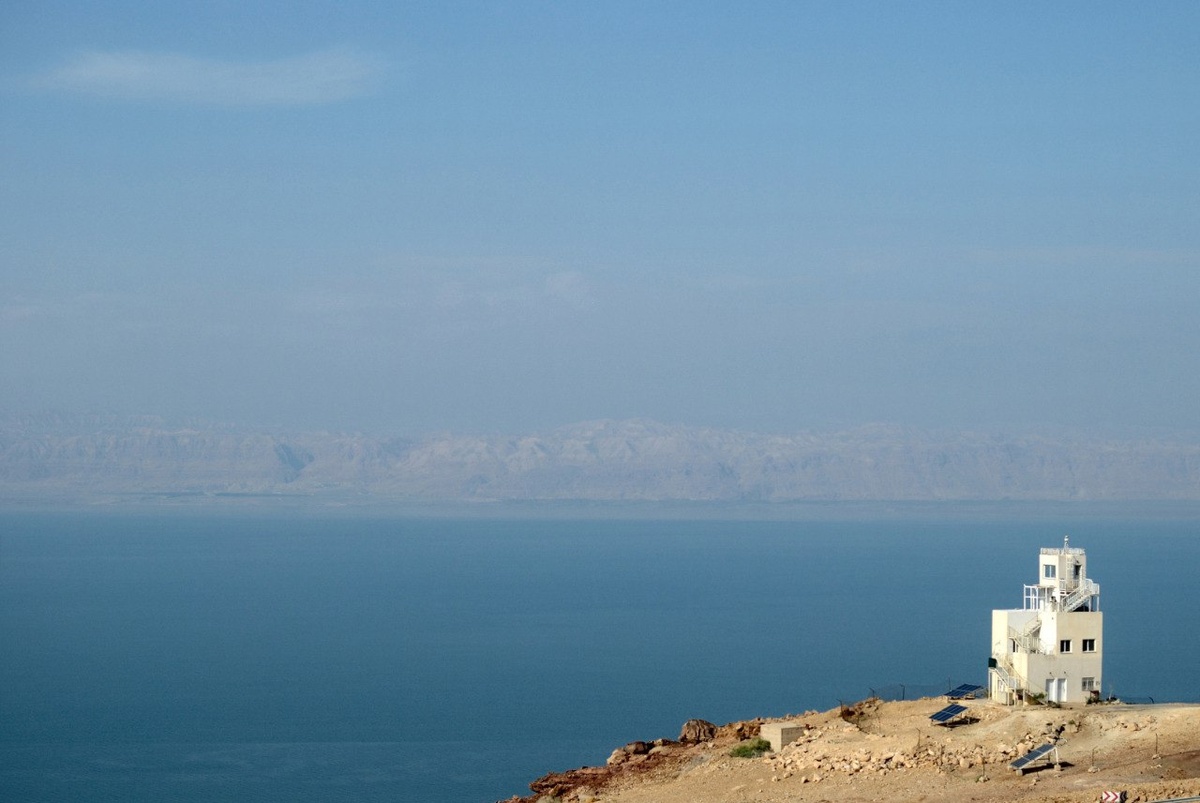 скалистый берег Мертвого моря