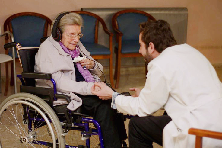 Пациент с деменцией на приеме у врача