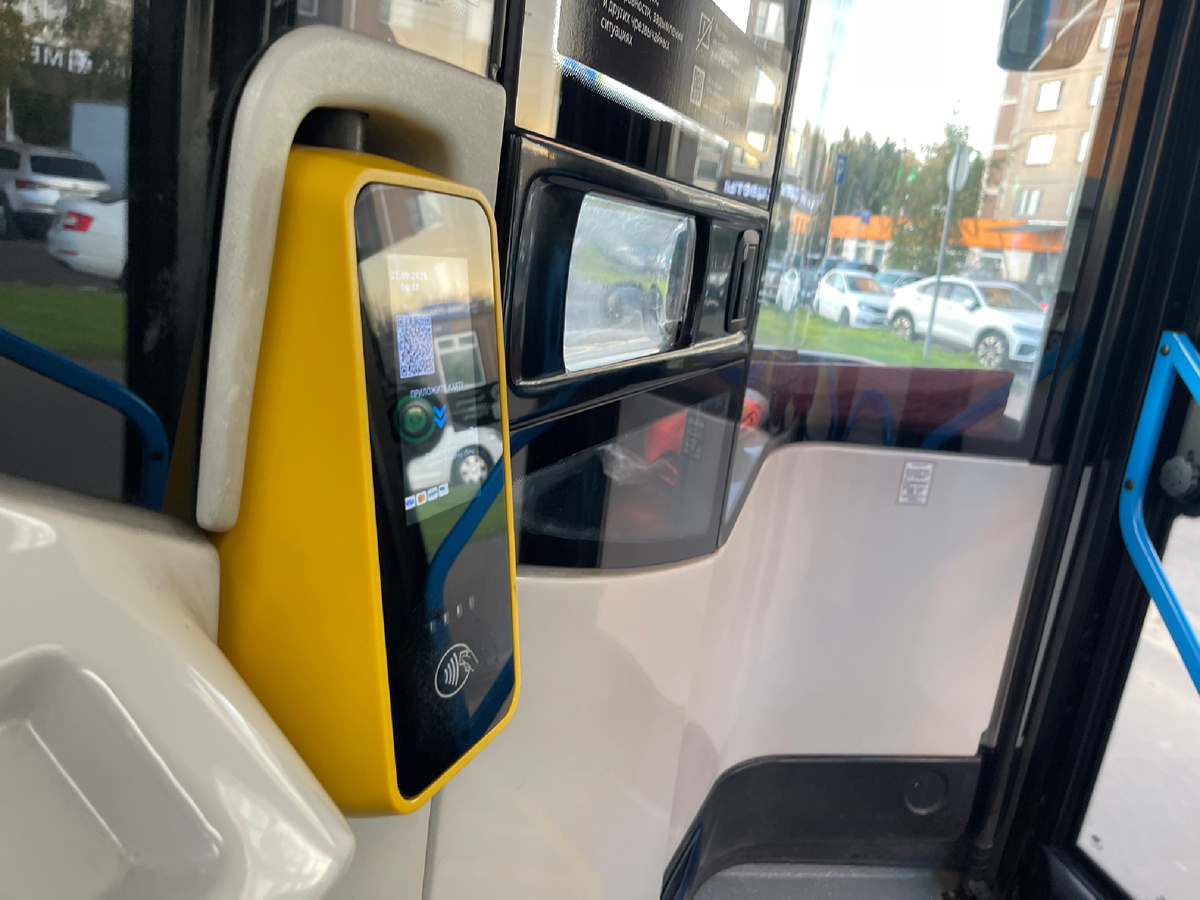 Валидатор в московском автобусе около водителя. Фото: Михаил Лайф Влог