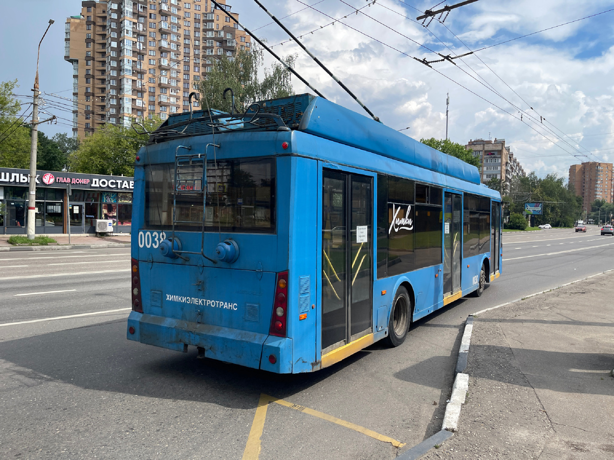 Да, я понимаю, что даже этот троллейбус не самый старый. Но можно ли говорить, что он в хорошем состоянии? Просто внешне? На мой взгляд, не самый презентабельный вид... Фото: Михаил Лайф Влог