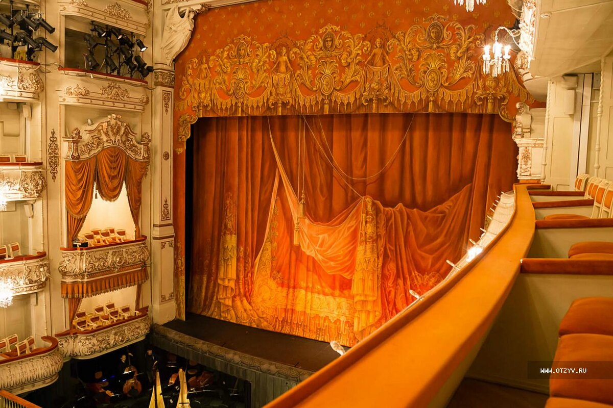 Михайловский театр в Санкт-Петербурге — это старинный и знаменитый театр оперы и балета, открытый в 1833 году и расположенный в историческом здании на площади Искусств. Он является одной из ключевых культурных площадок города, где ставятся как классические, так и современные постановки, и известен своим балетным и оперным репертуаром