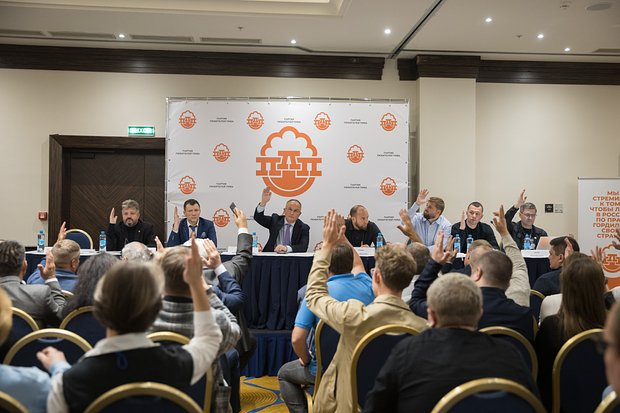 Сейчас проголосуют, а потом пойдут, пивка накатят. Из интернета