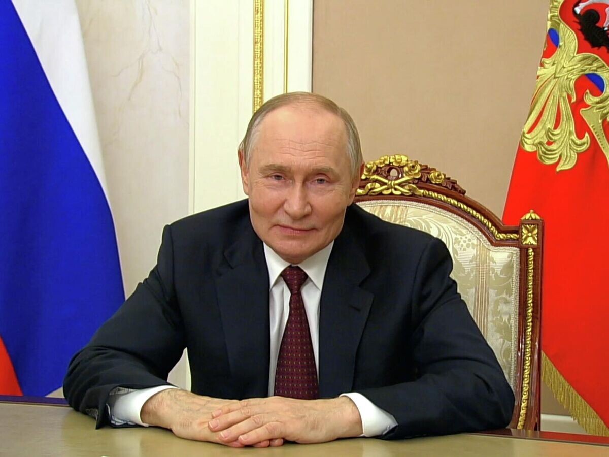    "Ваш труд пользуется заслуженным уважением". Путин поздравил педагогов с праздником© Пул