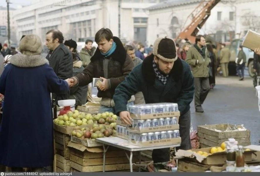 Торговали все и всем.