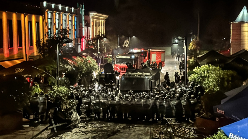 Для разгона протестующих в Тбилиси используется спецтехника