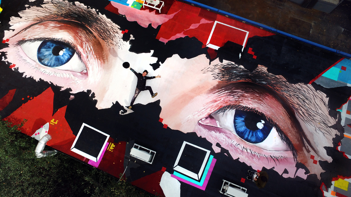 Antonio Lebedef  на огромной крыше в 300 м2 которую он расписал в стиле глитчсюрреализм