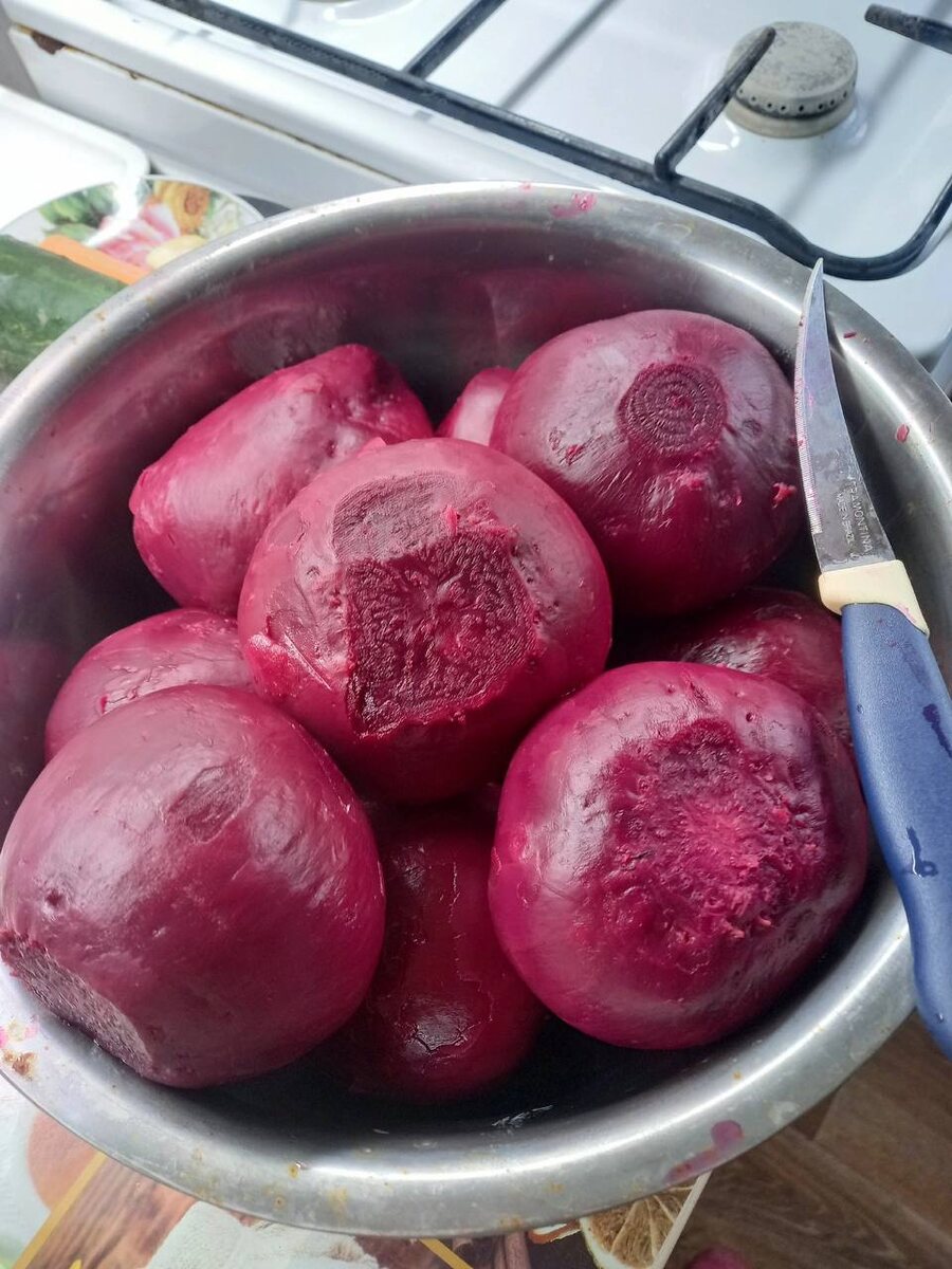    Не варю свеклу часами — хватает 15 минут: есть одна уловка при варке — выходит вкуснее, сочнее и без запаха на весь дом