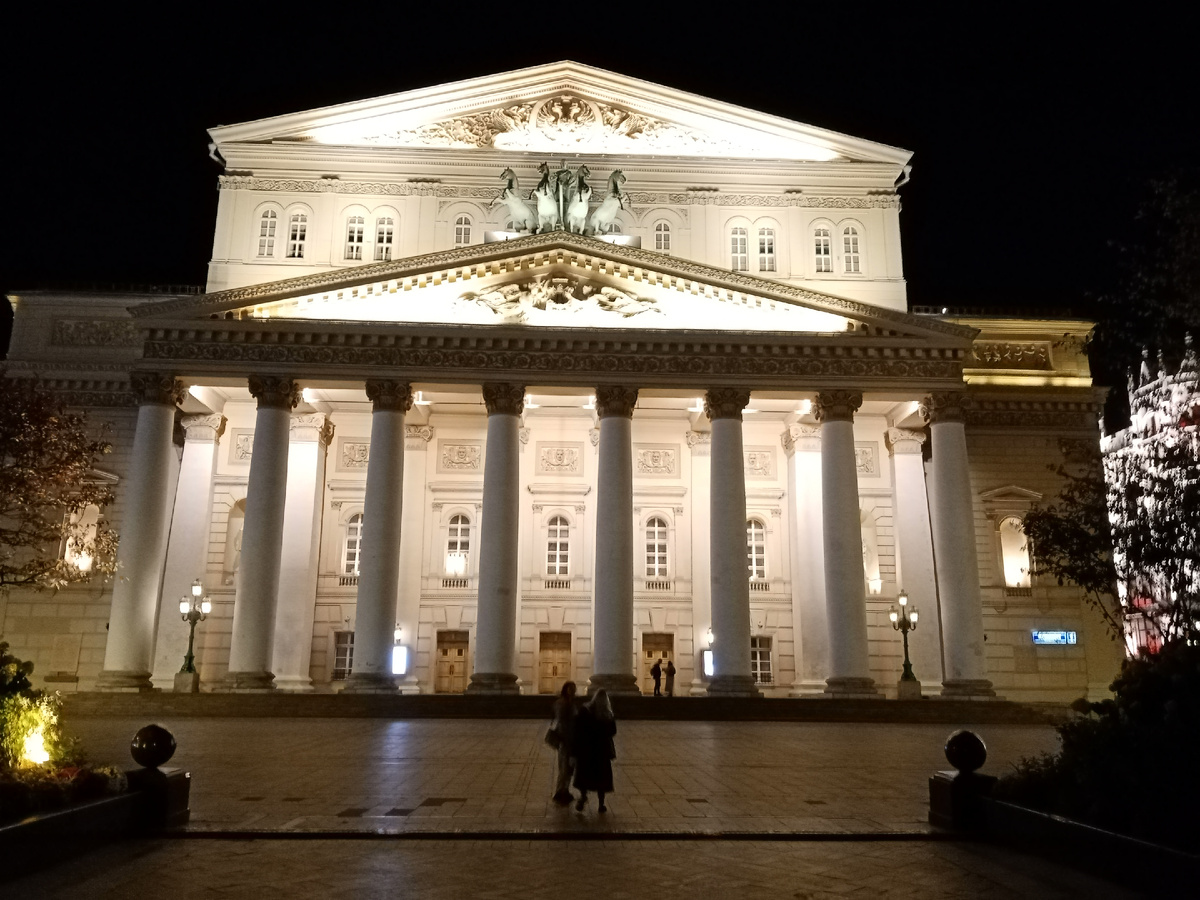 Большой театр в первом часу ночи 