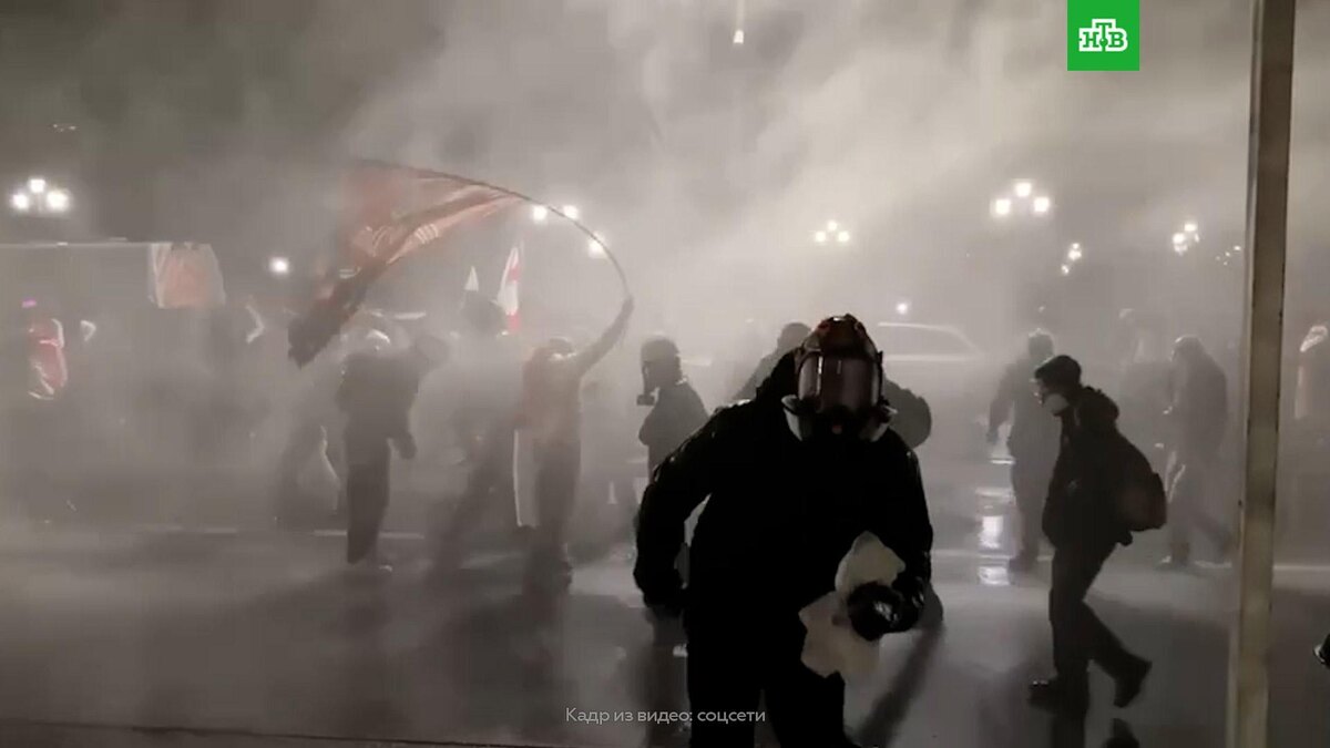    Спецназ применил водометы против демонстрантов в Тбилиси