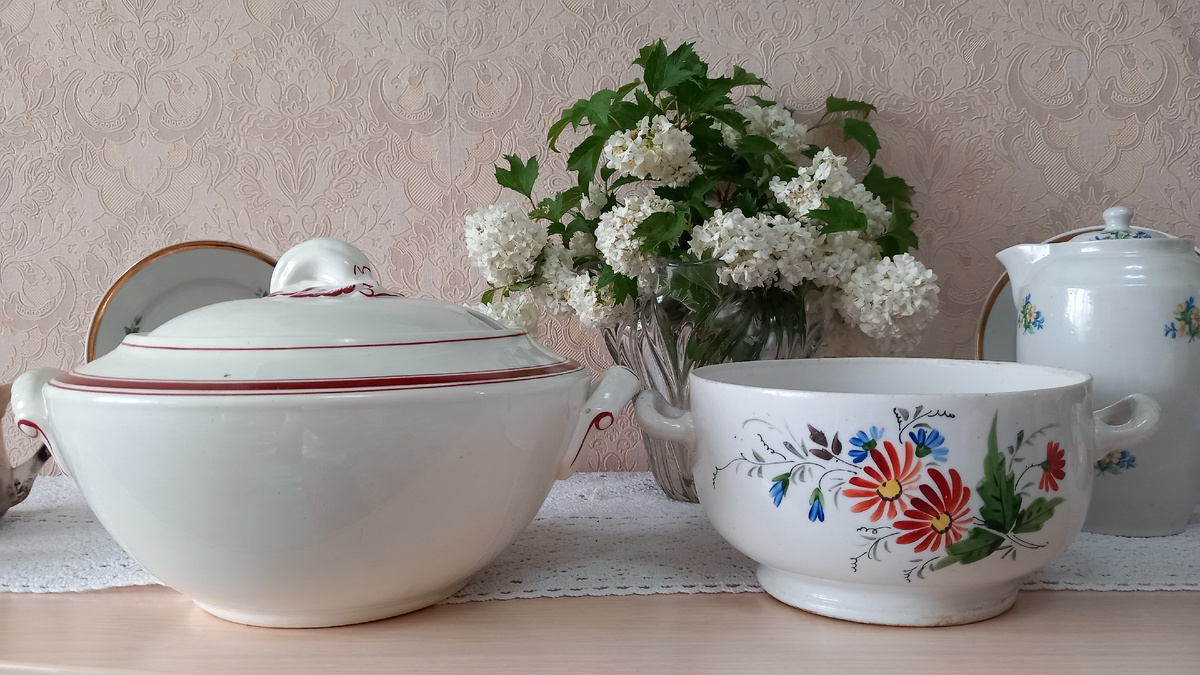 Две супницы, только размеры отличаются