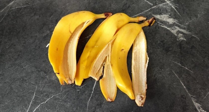    Шкурки от бананов больше не выкидываю: использую их для избавления от синяков и мозолей - реально рабочий лайфхак
