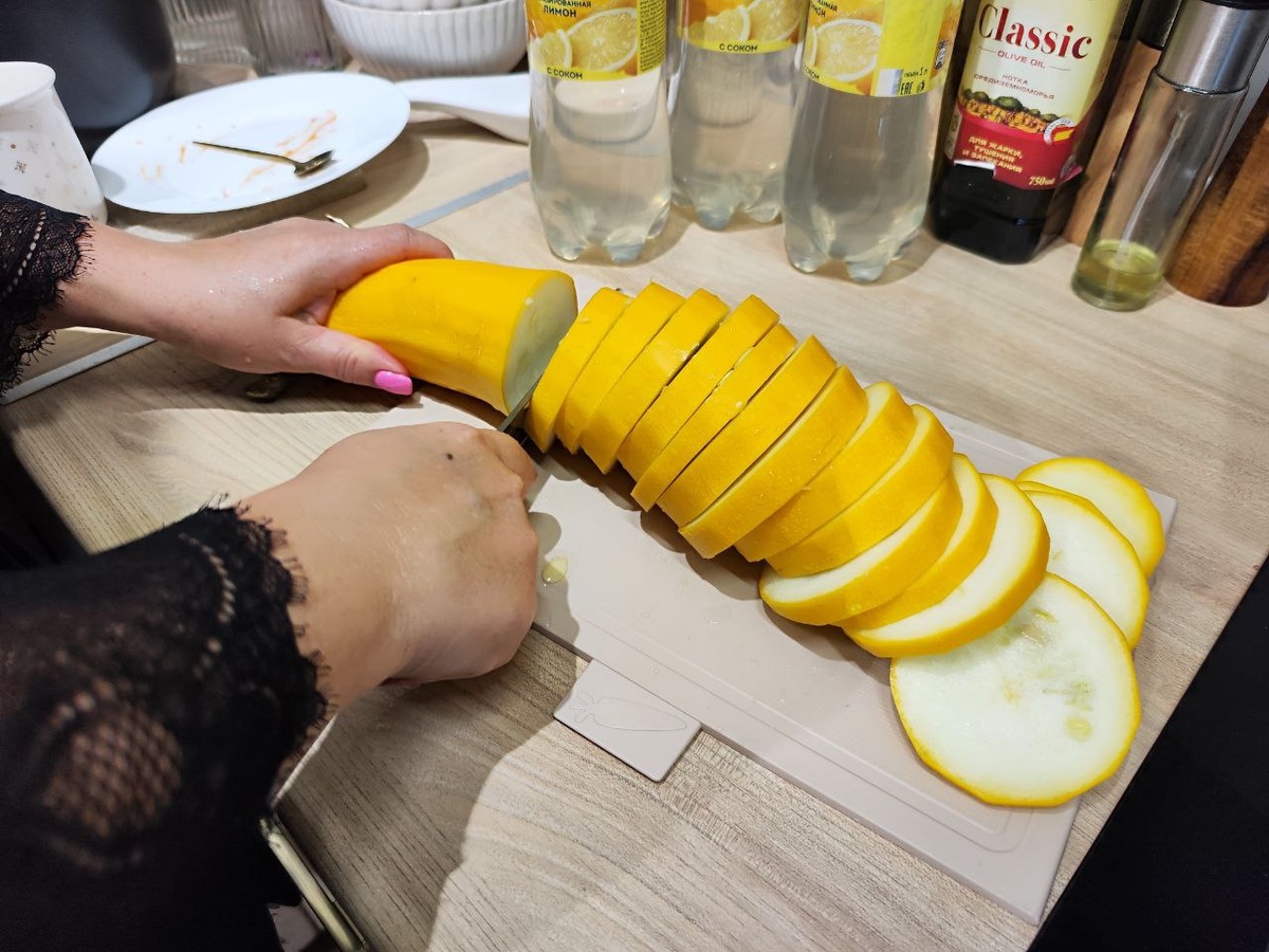    Никогда еще не готовила кабачки с такой вкуснющей заправкой, даже в голову не приходило: сочетание изумительное и рецепт очень простой