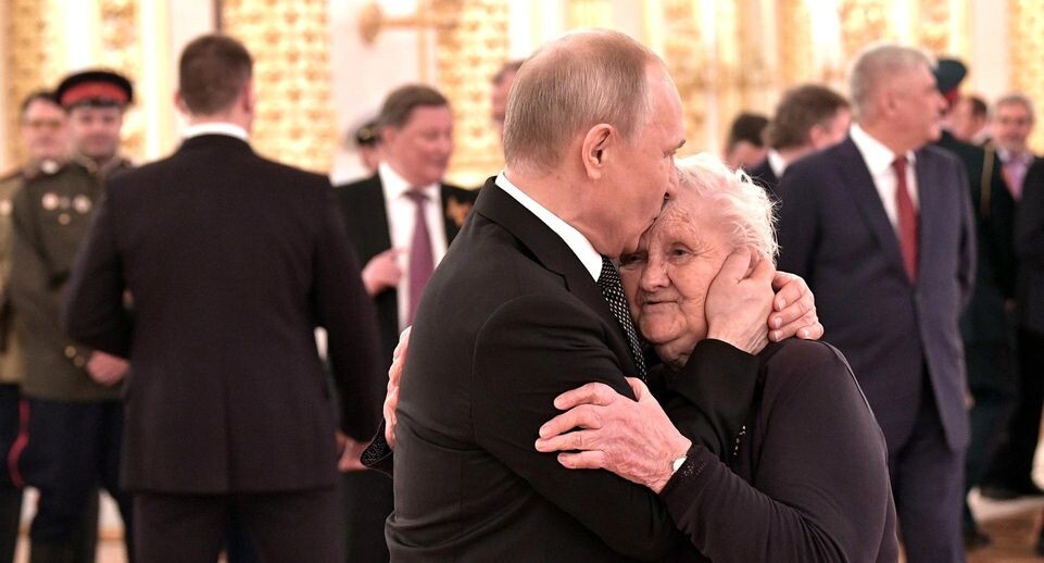 «Для вас я всегда Володя». Как учительница Вера Гуревич помогла хулигану Путину стать президентом