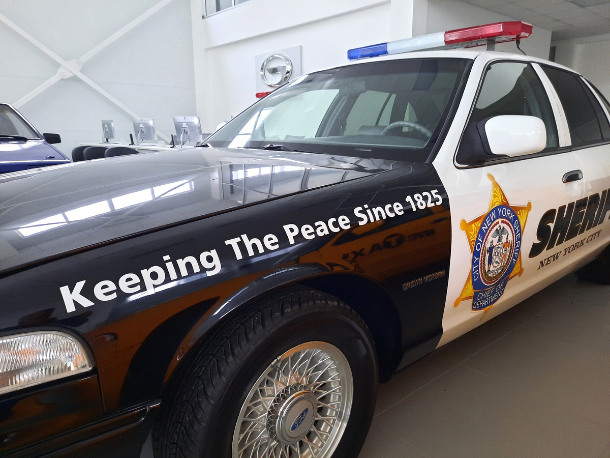 Полицейский Ford из New York City, вид с другой стороны