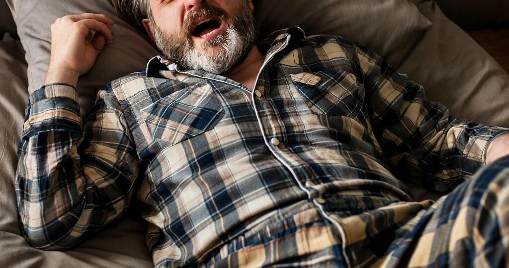 Храп — не просто шум: почему он опасен и как от него избавиться