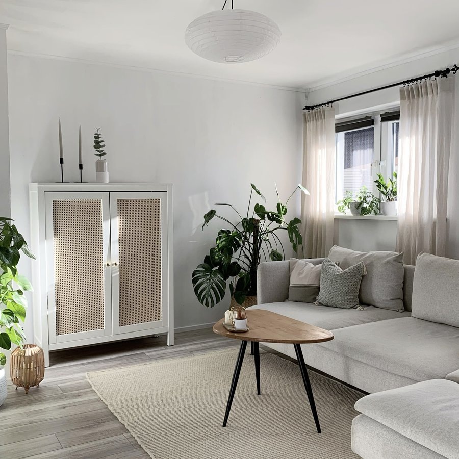 Натуральные материалы светлых тонов и акценты зеленого предлагают поразмыщлять о вечном.