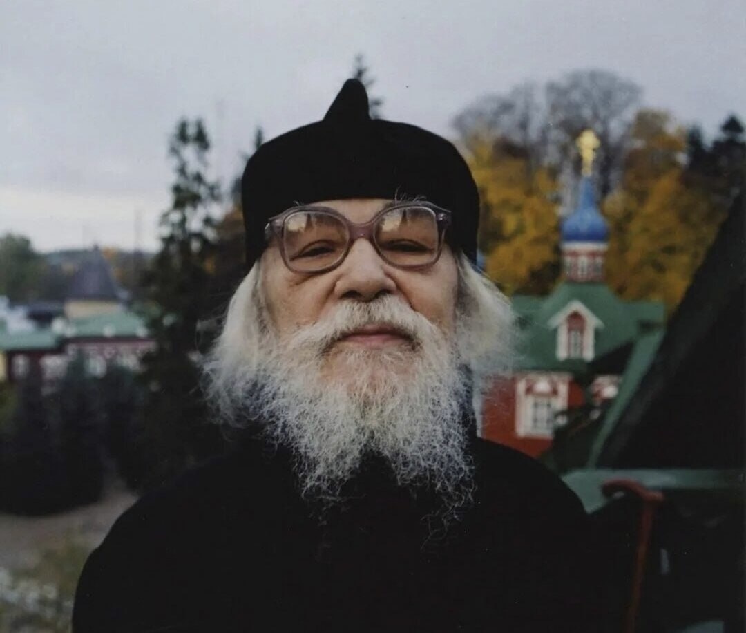 
Почему бы Вам не стать пианистом, хирургом, художником? Ответите: надо учиться. А для того, чтобы учить других науке из наук — духовной жизни — по-вашему, учиться не надо?
Крылышки наши иногда повисают и нет сил взмыть в небо. Это ничего, это наука из наук, которую мы проходим, — лишь бы желание видеть небо над головой, небо чистое, звездное, небо Божие, не исчезло.

Архимандрит Иоанн (Крестьянкин)