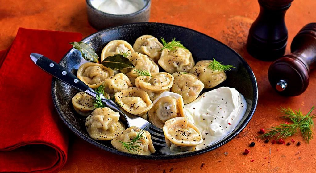 Наши пельмени со сметаной и молотым перцом