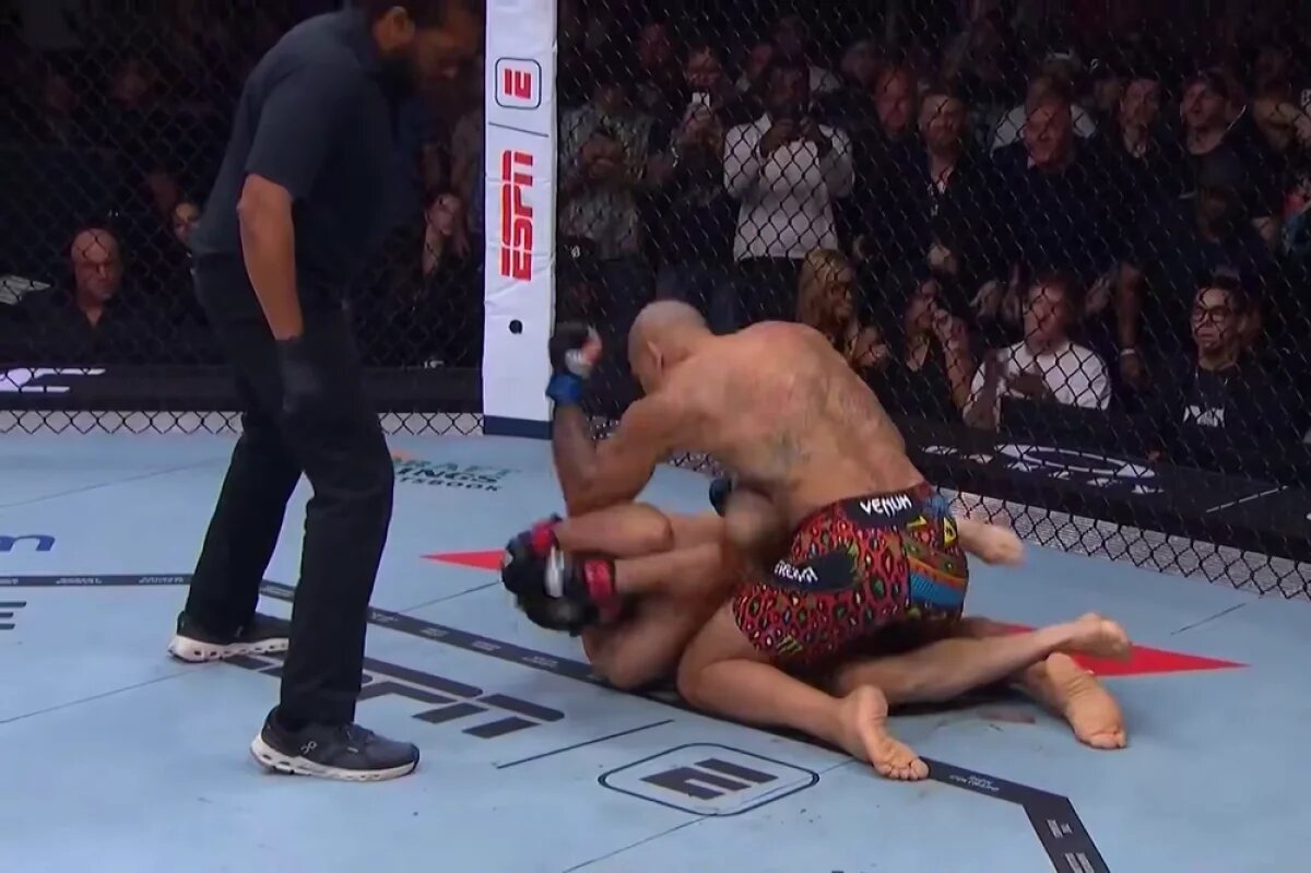    Россиянин Анкалаев сенсационно уступил бразильцу Перейре, потеряв пояс UFC