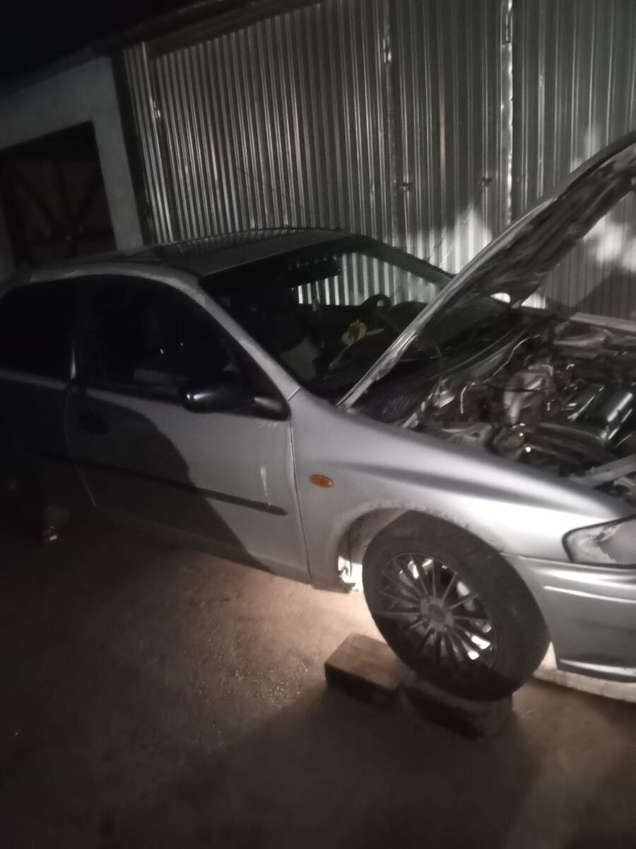 Справа поставили один брусок