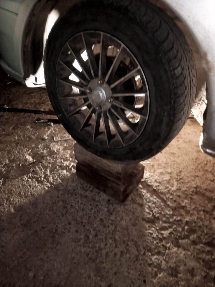 Слева на двух брусках