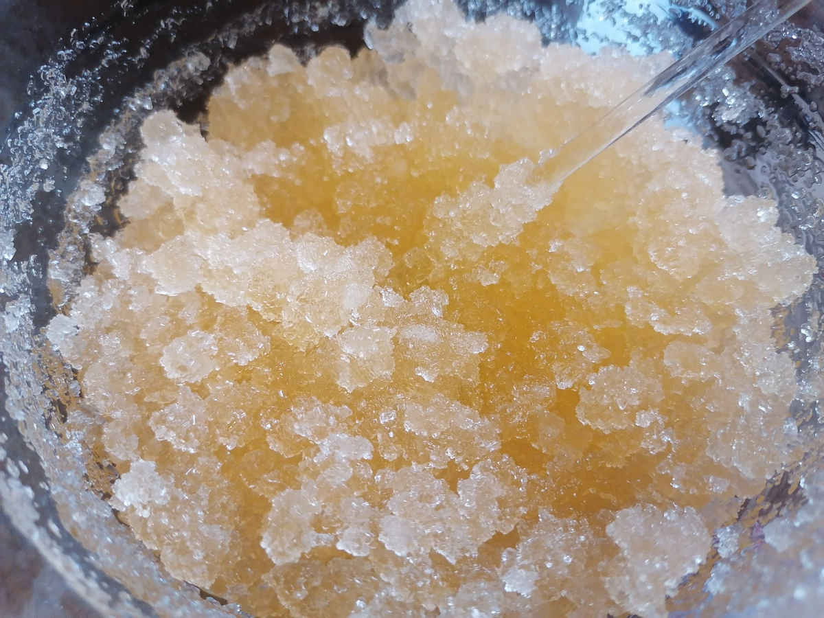 Самодельный скраб для тела на основе английской соли и масла из арбузных семян с эфирными маслами лимона, грейпрута, эвкалипта душистого и можжевелового дерева. Для приготовления  скраба удобно пользоваться стеклянной миской и стеклянной палочкой. Фото автора