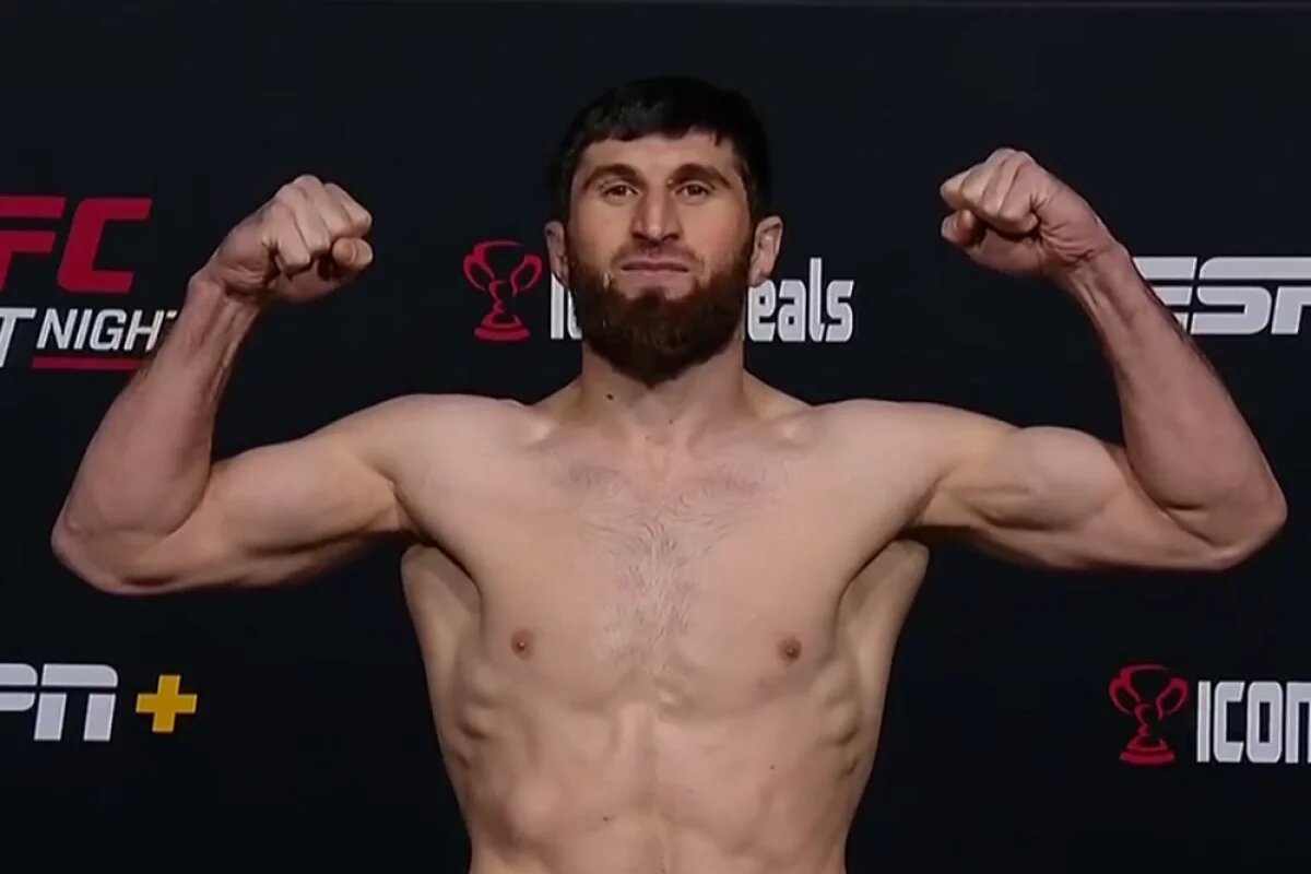    Боец Анкалаев не смог защитить титул чемпиона UFC в полутяжелом весе