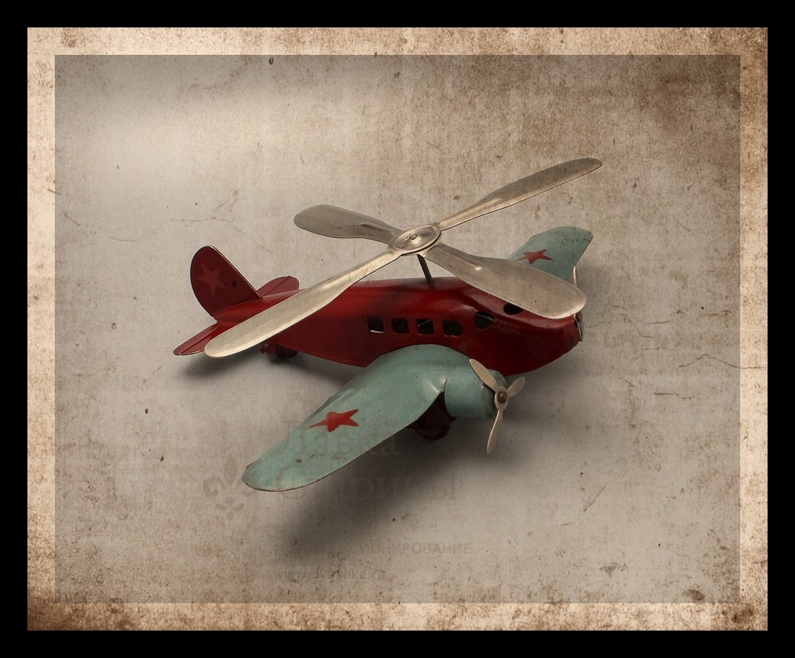 Механический самолёт (1-я пол. XX века; распространён в 1930-40-е) — металлический корпус, вращающиеся винты при движении.